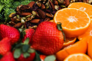 Quali sono la frutta e la verdura di stagione? - Immagine con arance, fragole, noci e broccoli 