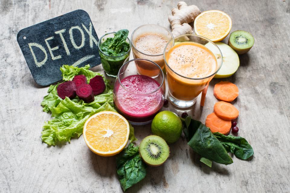 esempio di frutta e verdura detox con frullati ed estratti detox