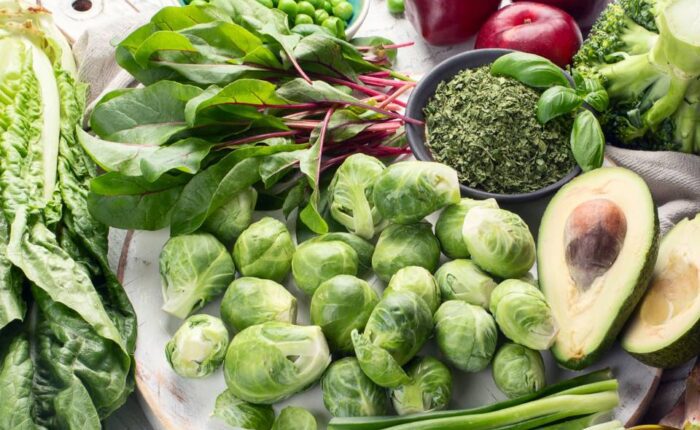 tavolo ricco di frutta e verdura con alto contenuto di fibre