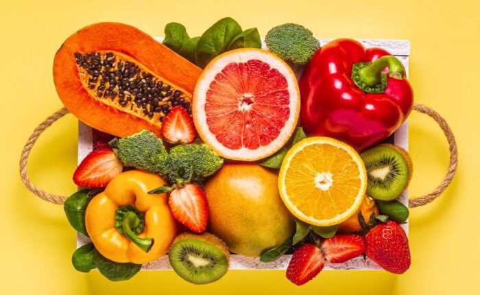 cassetta piena di frutta e verdura tra quelle con più vitamina c
