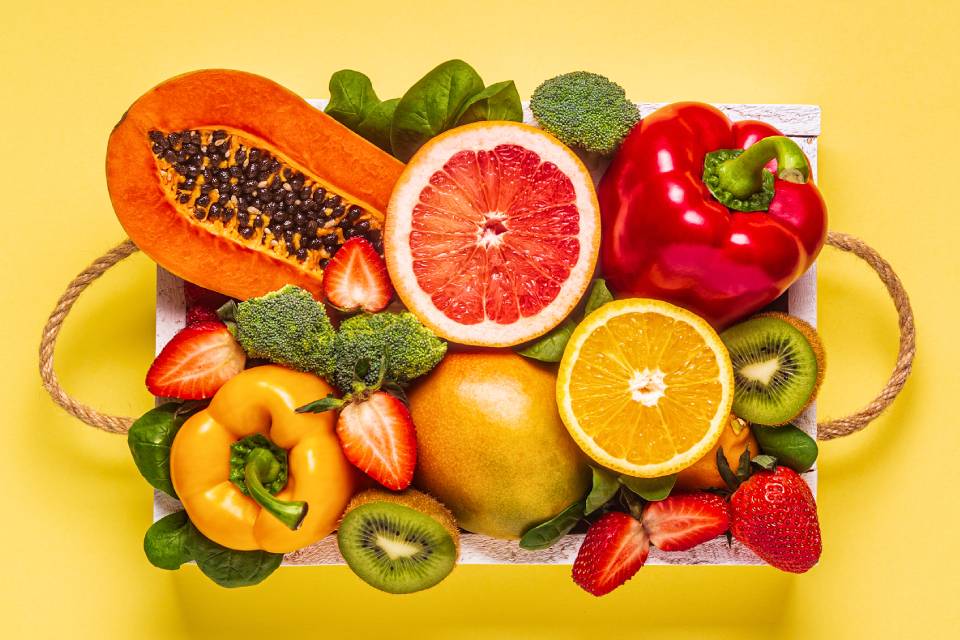 cassetta piena di frutta e verdura tra quelle con più vitamina c